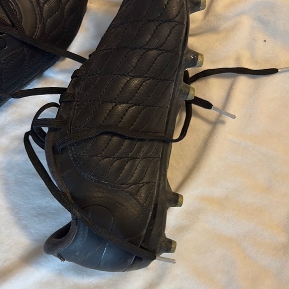 Under Armour Black soccer cleats size 4 Textured Low-Top Design - Picture 9 of 11